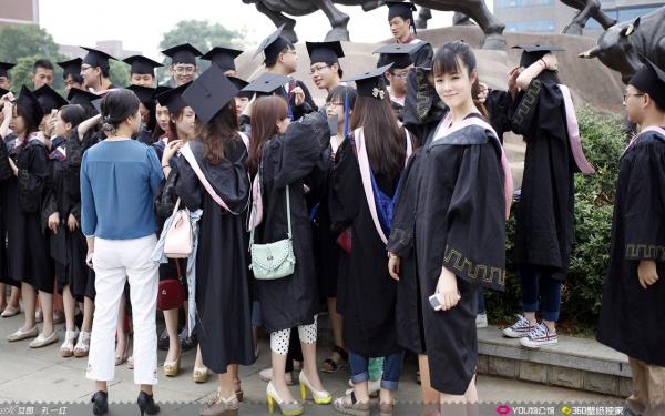 《江青烟顾飞双》老公泼我红酒去骚臭后，我吹响御蛇骨笛全文在线试读